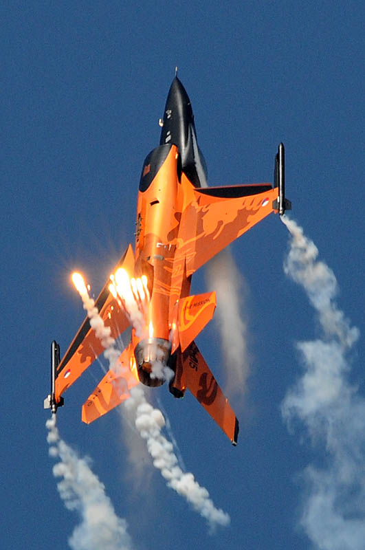 pic 17b.jpg -   RNLAF dispay F-16  